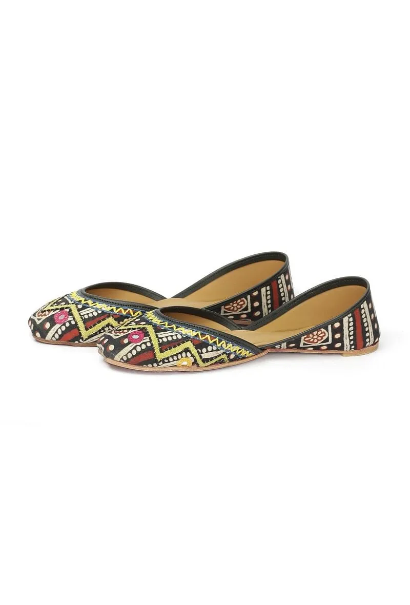 Black Kutch Embroidered Juttis